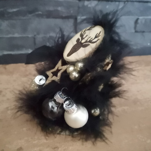 Noël en plumes noires vu de côté